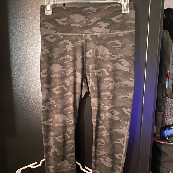Fabletics Camo capris - Picture 1 of 5
